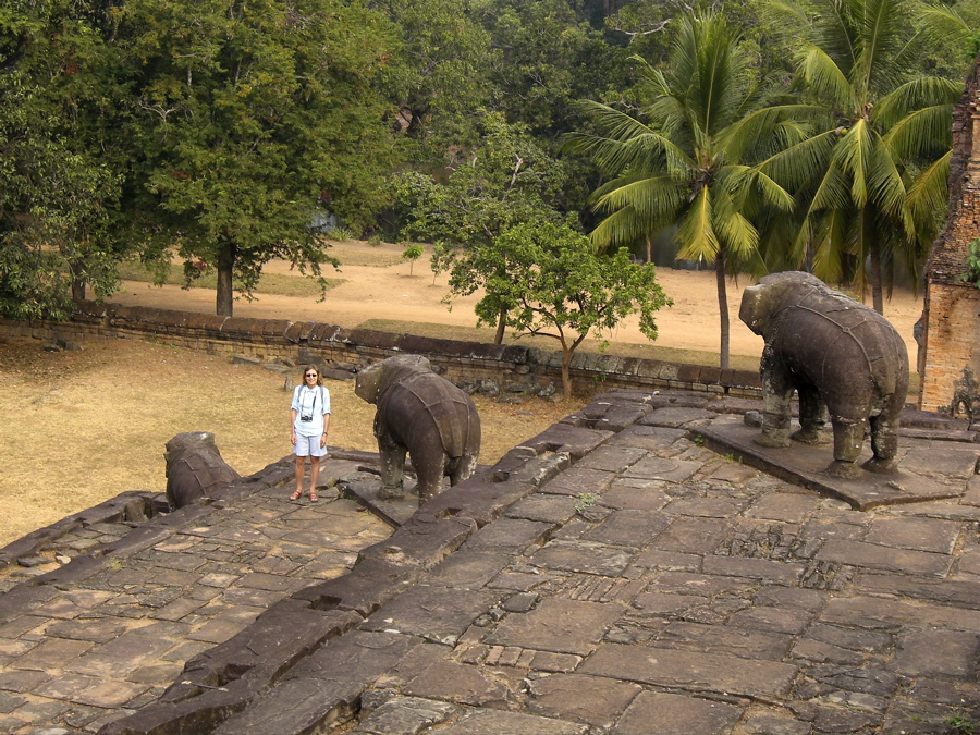 Roluos: Bakong, elephants, and Gosia