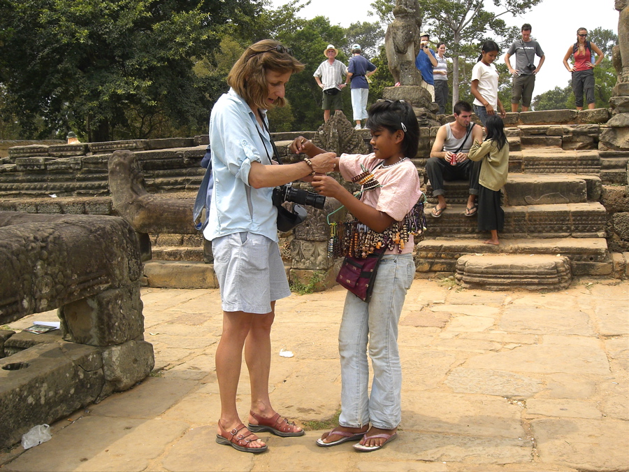 Sra Srang: bracelet vendor