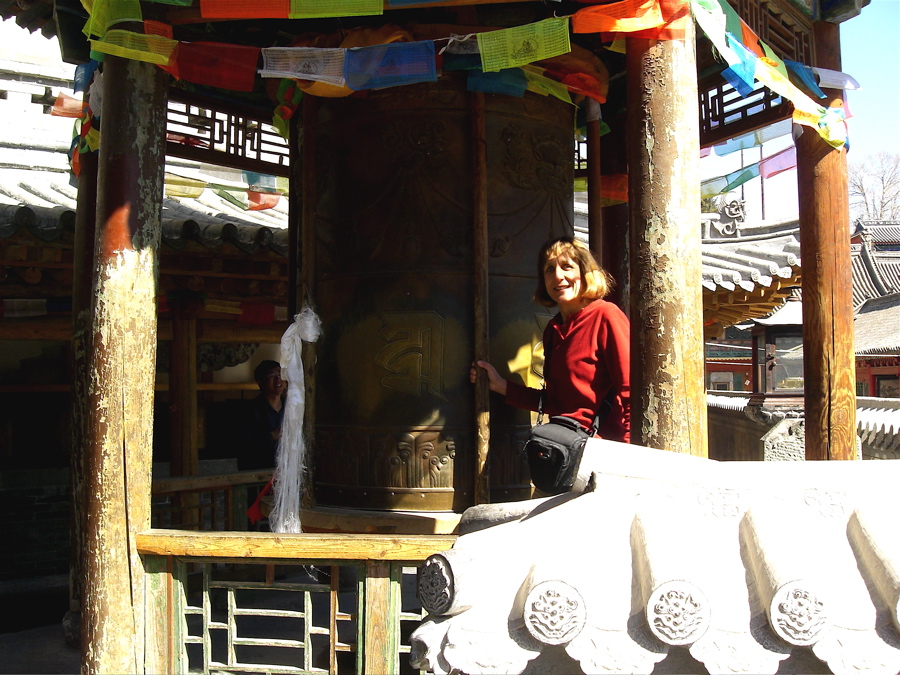 WuTaiShan: prayer wheel in Tayuan Si