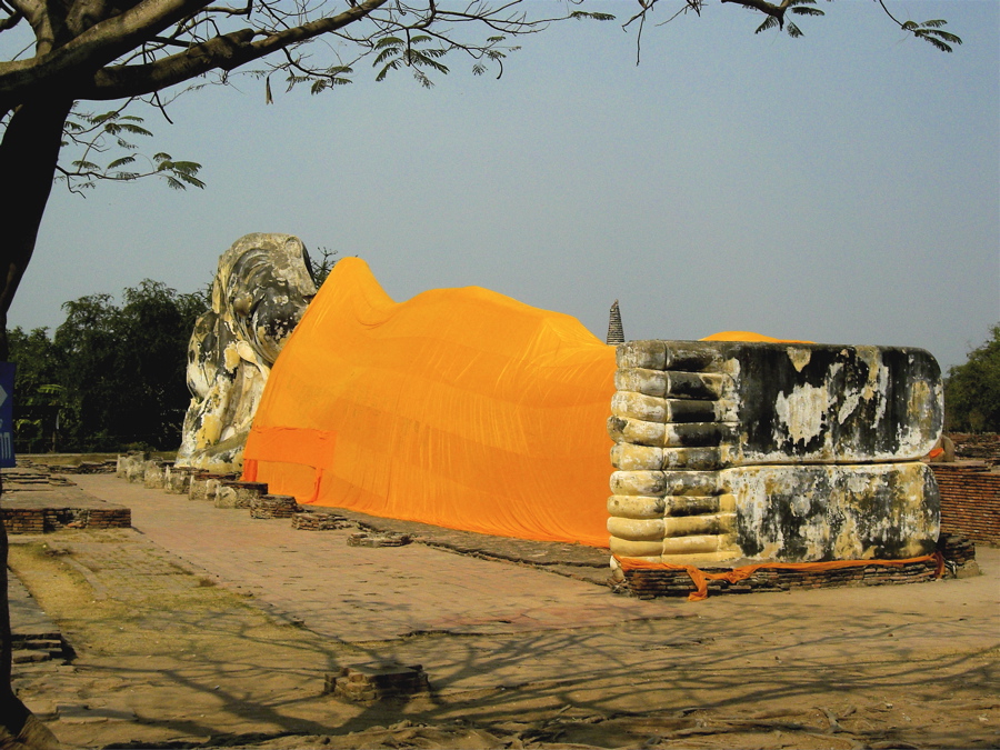 Ayutthaya: Buddha enters Nirvana